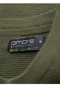 Ombre Clothing - Dzianinowa koszulka męska z delikatną drobną strukturą - oliwkowa V5 - Rozmiar: L. Okazja: na co dzień. Kolor: oliwkowy. Materiał: dzianina. Długość rękawa: krótki rękaw. Długość: krótkie. Wzór: ze splotem. Styl: wizytowy, casual, elegancki #4