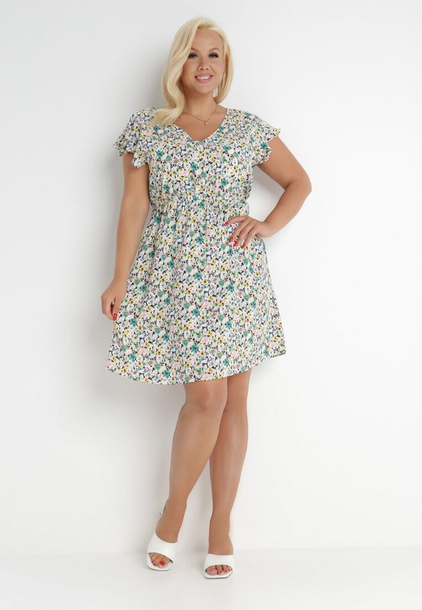 Born2be - Zielona Sukienka Devreria. Kolekcja: plus size. Kolor: zielony. Długość rękawa: krótki rękaw. Wzór: kwiaty, kolorowy. Sezon: lato. Typ sukienki: dla puszystych. Długość: midi