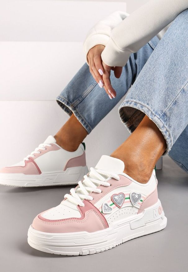 Renee - Biało-Różowe Sneakersy z Błyszczącymi Serduszkami Iriene. Okazja: na co dzień. Kolor: biały. Materiał: jeans