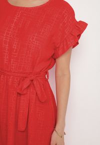 Born2be - Czerwona Sukienka Ozdobiona Falbankami i Paskiem Izulira. Typ kołnierza: kołnierz z falbankami. Kolor: czerwony. Wzór: aplikacja. Styl: elegancki #3