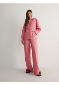 Reserved - Koszula oversize w piżamowym stylu - czerwony. Kolor: czerwony. Materiał: bawełna, wiskoza, tkanina