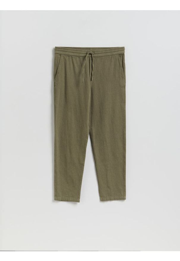 Reserved - Spodnie jogger z lnem - oliwkowy. Kolor: oliwkowy. Materiał: len