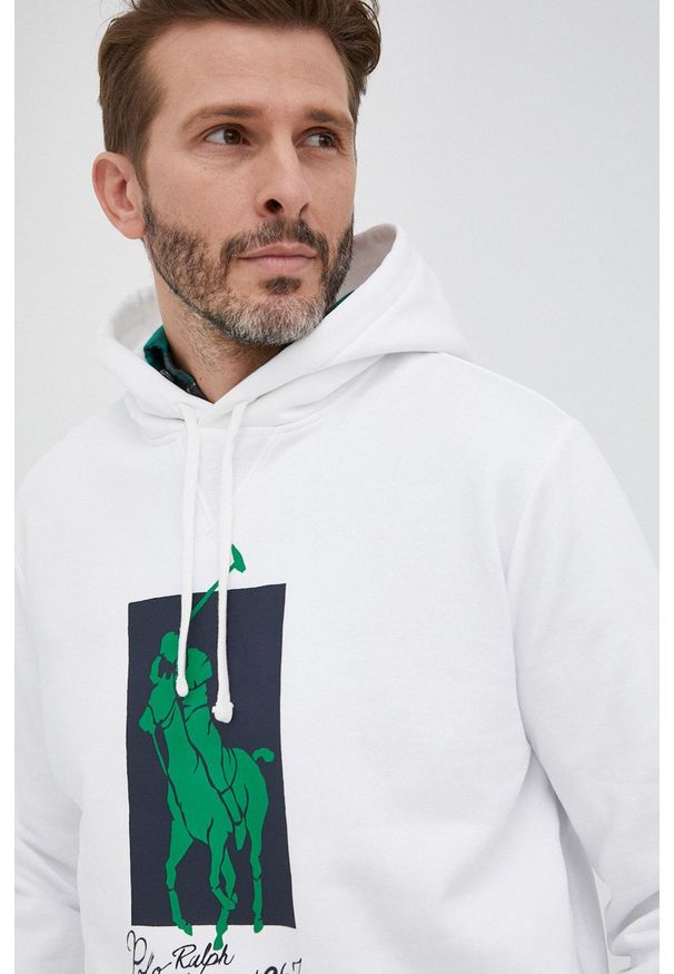 Polo Ralph Lauren bluza męska kolor biały z kapturem z nadrukiem. Typ kołnierza: polo, kaptur. Kolor: biały. Materiał: dzianina. Wzór: nadruk