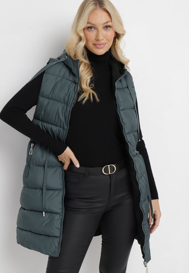 Born2be - Ciemnozielona Długa Kamizelka Dwustronna Zapinana na Suwak z Pikowaniem i Troczkiem w Pasie Heddemia. Kolor: zielony. Długość: długie. Wzór: gładki