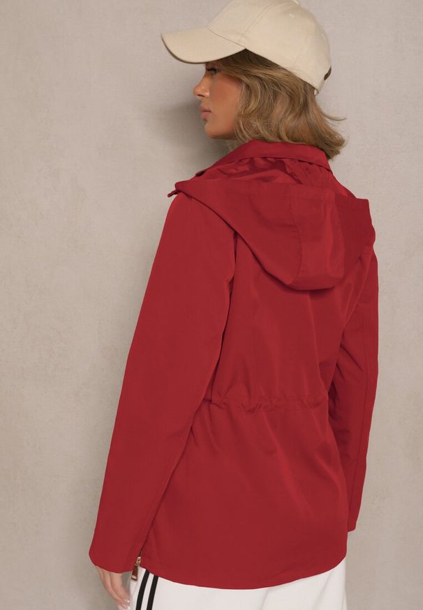 Renee - Bordowa Kurtka o Kroju Parki z Odpinanym Kapturem Zdobiona Zamkami Norloti. Okazja: na co dzień. Kolor: czerwony. Materiał: dzianina, jeans. Wzór: aplikacja. Styl: casual, klasyczny