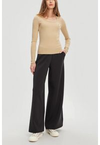 Guess - GUESS Beżowy damski longsleeve Colette, Rozmiar S. Kolor: beżowy. Długość rękawa: długi rękaw