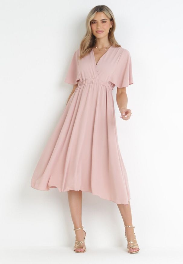 Born2be - Ciemnoróżowa Rozkloszowana Sukienka Midi z Kopertowym Dekoltem i Gumką w Talii Muntani. Kolor: różowy. Długość rękawa: krótki rękaw. Typ sukienki: kopertowe. Długość: midi