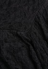 Renee - Czarna Koronkowa Sukienka o Rozkloszowanym Kroju z Wiązanym Dekoltem Halter Bervine. Okazja: na randkę, na imprezę. Typ kołnierza: dekolt halter. Kolor: czarny. Materiał: koronka #4