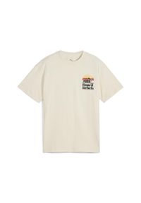 Puma - Młodzieżowa koszulka Mid 90s z grafiką PUMA Alpine Snow White. Kolor: biały, beżowy, wielokolorowy. Materiał: guma. Wzór: nadruk. Sport: joga i pilates #1