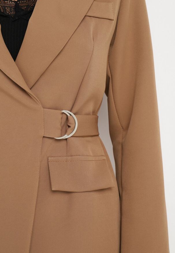 Born2be - Brązowa Gładka Taliowana Marynarka z Kopertowym Wiązaniem Anuppama. Okazja: na co dzień. Kolor: brązowy. Wzór: gładki. Styl: casual