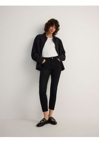 Reserved - Jeansy slim fit ze średnim stanem - czarny. Kolor: czarny