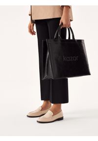 Kazar - Czarna skórzana torebka typu tote bag. Kolor: czarny. Wzór: aplikacja. Sezon: lato. Materiał: skórzane. Styl: elegancki, biznesowy #9