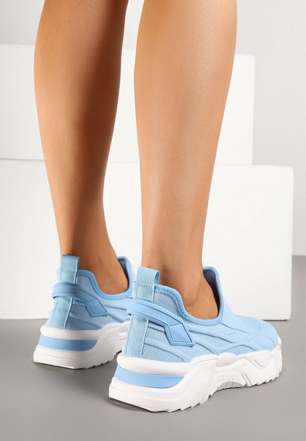 Born2be - Jasnoniebieskie Wsuwane Buty Sportowe Sneakersy z Siateczki z Tłoczeniami Nusellia. Okazja: na co dzień. Zapięcie: bez zapięcia. Kolor: niebieski. Materiał: jeans, materiał. Obcas: na płaskiej podeszwie