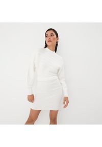 Mohito - Swetrowa sukienka mini - Kremowy. Kolor: kremowy #1