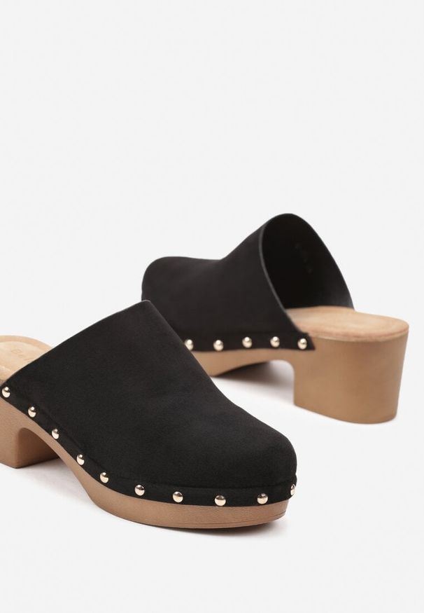 Born2be - Czarne Klapki Mule w Stylu Drewniaków z Nitami na Słupkowym Obcasie Glerra. Okazja: na co dzień. Kolor: czarny. Materiał: jeans. Wzór: aplikacja. Obcas: na obcasie. Styl: casual, elegancki. Wysokość obcasa: średni