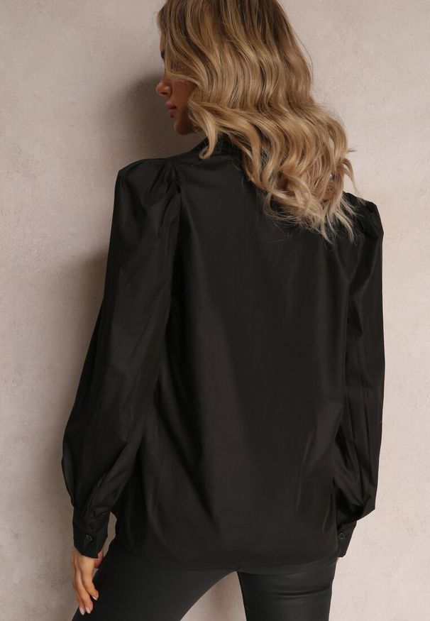 Renee - Czarna Koszula z Haftowanego Materiału z Kołnierzykiem i Guzikami Helminave. Kolor: czarny. Materiał: materiał. Długość rękawa: długi rękaw. Długość: długie. Wzór: haft. Styl: elegancki