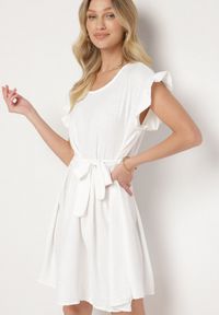 Born2be - Biała Sukienka Ozdobiona Falbankami i Paskiem Izulira. Typ kołnierza: kołnierz z falbankami. Kolor: biały. Wzór: aplikacja. Styl: elegancki #2