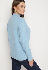 Born2be - Niebieski Sweter Golf z Ozdobnym Tłoczeniem Zakończony Ściągaczem Melodiea. Okazja: na co dzień, na spacer. Typ kołnierza: golf. Kolor: niebieski. Materiał: jeans. Wzór: aplikacja. Sezon: zima, jesień. Styl: klasyczny, casual #3