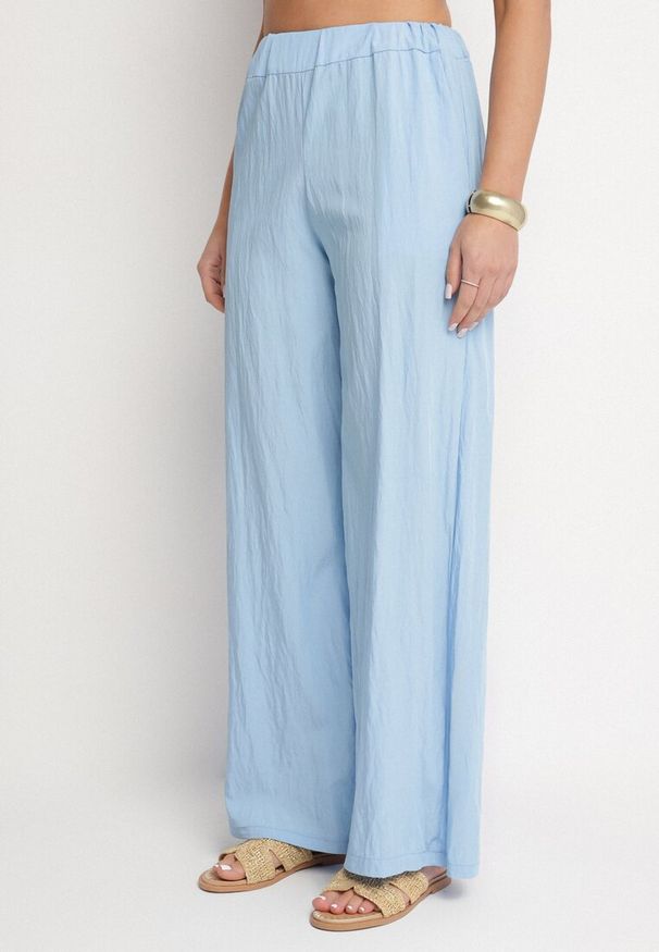 Born2be - Niebieski Komplet z Wiskozą Szerokie Spodnie i Bluzka z Falbankami Villimi. Kolor: niebieski. Materiał: wiskoza