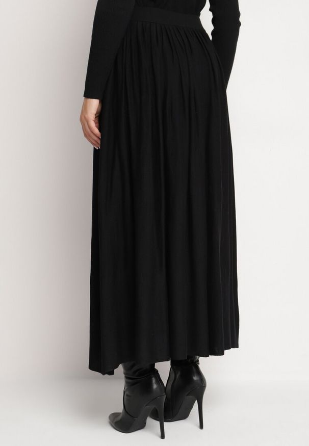 Born2be - Czarna Plisowana Spódnica z Wiskozą z Gumką w Talii Tilige. Okazja: na co dzień. Stan: podwyższony. Kolor: czarny. Materiał: wiskoza. Styl: elegancki, wizytowy, casual