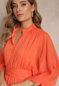 Renee - Pomarańczowa Sukienka Mini z Ozdobnymi Guzikami i Rękawem 3/4 Parissa. Okazja: na co dzień. Kolor: pomarańczowy. Materiał: materiał. Styl: casual. Długość: mini