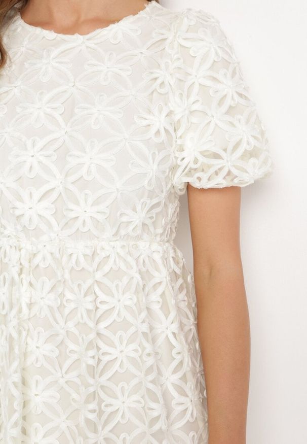 Born2be - Beżowa Rozkloszowana Sukienka z Przeźroczystym Tiulem z Ozdobnym Wzorem Exbia. Typ kołnierza: dekolt w łódkę. Kolor: beżowy. Materiał: tiul. Wzór: ażurowy. Styl: klasyczny, elegancki