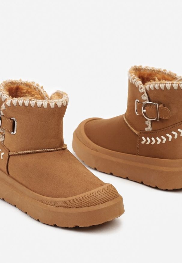 Born2be - Brązowe Śniegowce na Grubej Podeszwie z Haftem i Klamrą Pirira. Okazja: na co dzień. Zapięcie: klamry. Kolor: brązowy. Materiał: jeans, wełna. Wzór: haft. Sezon: zima. Styl: elegancki, casual
