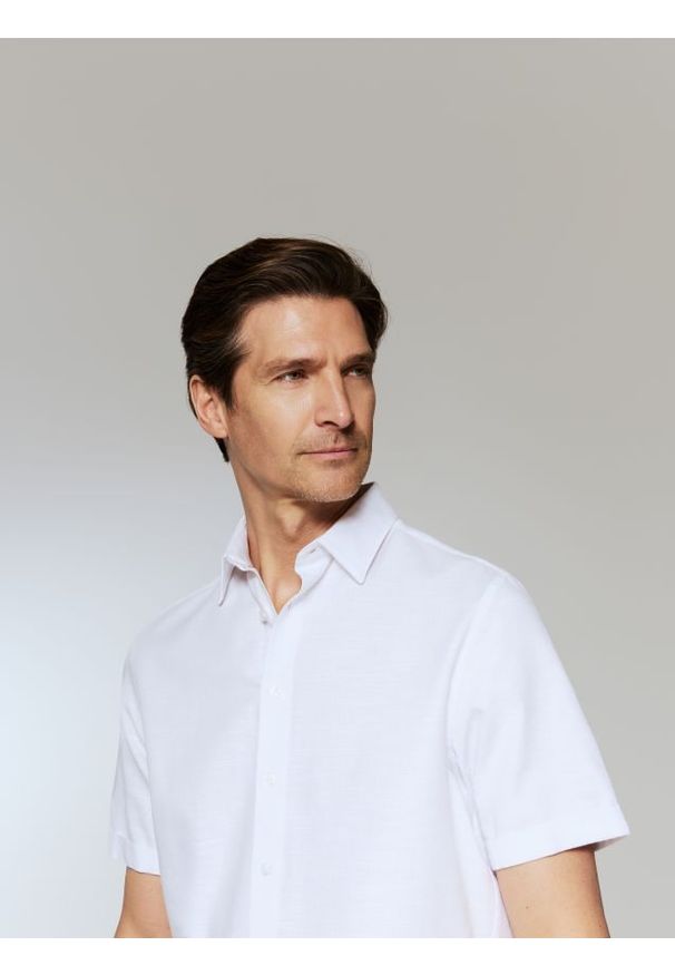 Reserved - Elegancka koszula regular fit - biały. Kolor: biały. Materiał: bawełna, tkanina. Styl: elegancki