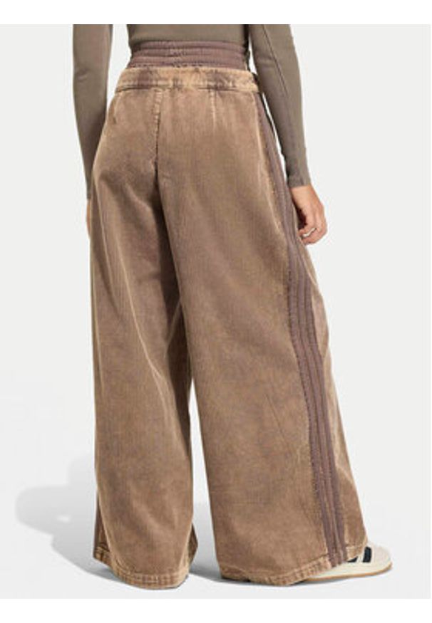 Adidas - adidas Spodnie materiałowe Corduroy Sst KD8782 Brązowy Wide Leg. Kolor: brązowy. Materiał: bawełna