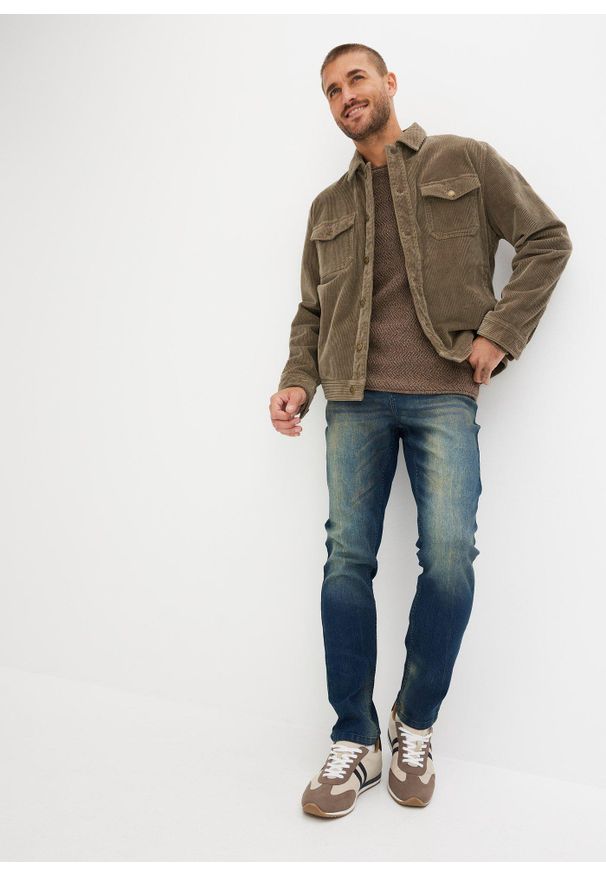 bonprix - Lekkie dżinsy ze stretchem Slim Fit Straight. Kolor: niebieski. Wzór: aplikacja. Styl: sportowy