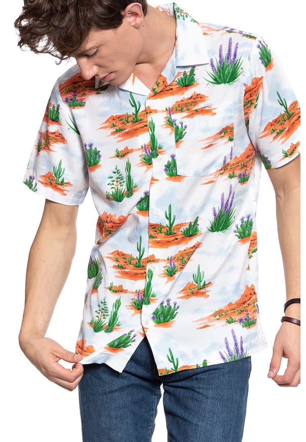 Wrangler - KOSZULA WRANGLER SS RESORT GLOW ORAN W59076H48 112129662. Długość rękawa: krótki rękaw. Długość: krótkie. Styl: retro
