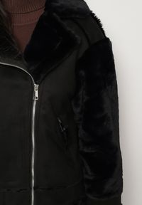 Born2be - Czarna Kurtka Biker o Prostym Kroju z Asymetrycznym Suwakiem i Futrzanymi Wstawkami Liogala. Okazja: na co dzień, na spacer. Kolor: czarny. Materiał: futro. Styl: casual, klasyczny