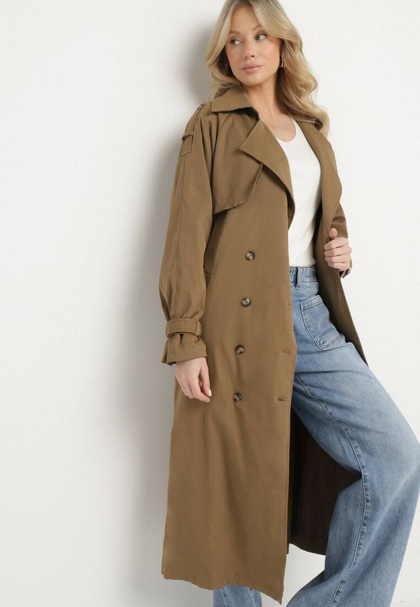Born2be - Brązowy Długi Płaszcz Trencz Dwurzędowy z Paskiem w Talii Cadenite. Typ kołnierza: kolnierz wykładany. Kolor: brązowy. Długość: długie