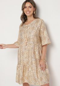 Born2be - Beżowa Sukienka z Lnem o Rozkloszowanym Kroju z Falbanami i Metalicznym Nafrukiem Rinanis. Okazja: na co dzień. Typ kołnierza: dekolt w serek. Kolor: beżowy. Materiał: len. Wzór: aplikacja. Styl: casual, elegancki, klasyczny #6