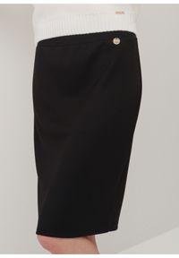 Ochnik - Czarna ołówkowa spódnica midi. Kolor: czarny. Materiał: wiskoza. Długość: do kolan