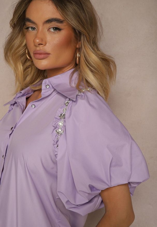 Renee - Fioletowa Koszula Klymamene. Typ kołnierza: kolnierz wykładany. Kolor: fioletowy. Materiał: jeans, materiał, tkanina. Długość: krótkie. Wzór: gładki, jednolity