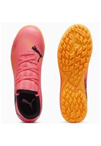 Buty piłkarskie Puma Future 7 Play Tt Jr 107737-03 różowe. Zapięcie: sznurówki. Kolor: różowy. Materiał: guma, syntetyk. Sport: piłka nożna