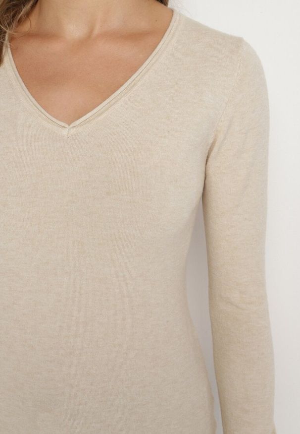 Born2be - Beżowy Sweter Klasyczny z Trójkątnym Dekoltem z Domieszką Kaszmiru Taielle. Okazja: do pracy, na co dzień. Kolor: beżowy. Materiał: kaszmir. Styl: klasyczny