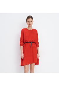 Mohito - Gładka sukienka z paskiem - Czerwony. Kolor: czerwony. Wzór: gładki #1