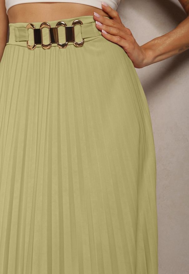 Renee - Jasnozielona Spódnica z Plisami High Waist z Paskiem i Metalową Ozdobą Ellveta. Stan: podwyższony. Kolor: zielony. Materiał: dzianina. Wzór: aplikacja. Styl: elegancki