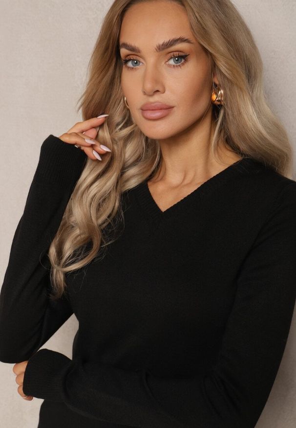 Renee - Czarny Casualowy Sweter z Dekoltem w Serek Amitta. Okazja: na co dzień. Typ kołnierza: dekolt w serek. Kolor: czarny. Materiał: jeans. Styl: casual