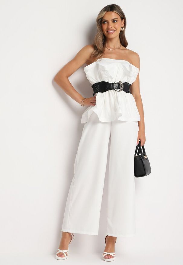 Born2be - Biały Kombinezon bez Rękawów z Baskinką i Paskiem z Klamrą Opobia. Okazja: na co dzień, na spotkanie biznesowe. Kolor: biały. Materiał: jeans. Długość rękawa: bez rękawów. Styl: klasyczny, casual, elegancki, biznesowy