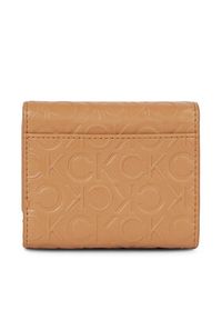 Calvin Klein Portfel damski Re-Lock Trifold Xs Emb K60K611321 Brązowy. Kolor: brązowy. Materiał: skóra