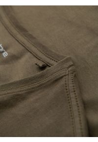 Ombre Clothing - Męska klasyczna bawełniana koszulka z dekoltem w serek BASIC – ciemnooliwkowa V6. Typ kołnierza: dekolt w serek. Kolor: oliwkowy. Materiał: bawełna. Styl: klasyczny #5