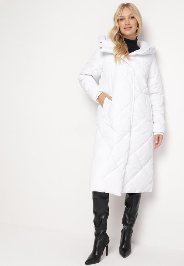 Born2be - Biała Kurtka Płaszcz z Geometrycznym Pikowaniem Johnatta. Kolor: biały. Wzór: geometria