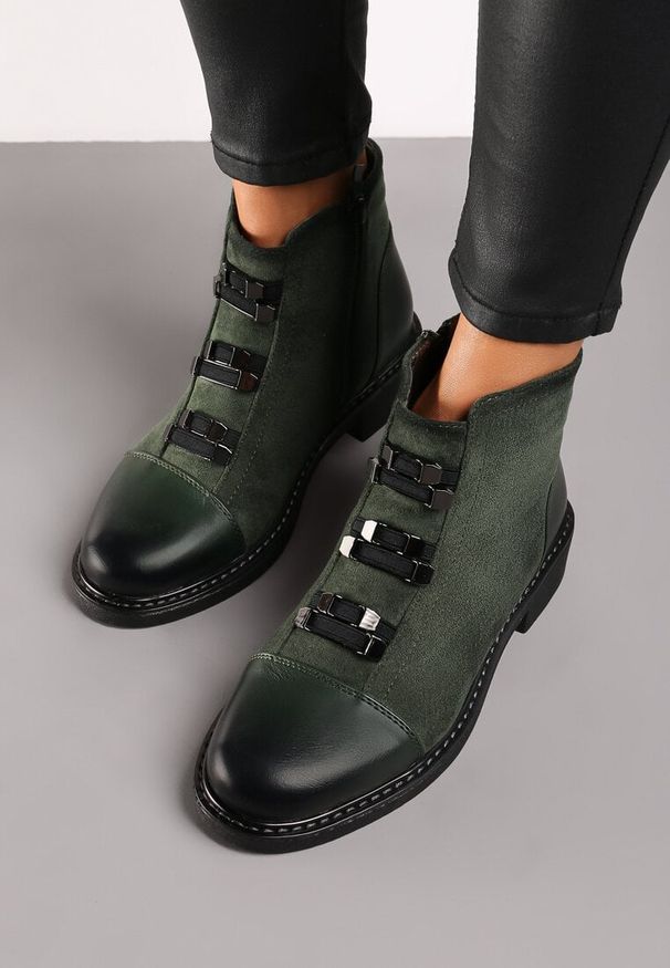 Renee - Zielone Płaskie Botki Ozdobione Metalowymi Aplikacjami Cetirra. Okazja: na co dzień. Kolor: zielony. Materiał: jeans, skóra, dzianina. Wzór: aplikacja. Styl: elegancki, casual, rockowy