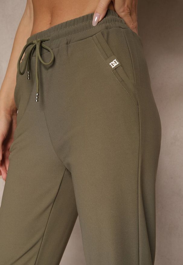 Renee - Ciemnozielone Spodnie o Szerokim Kroju z Metalicznymi Ozdobami i Wiązaniem Voressa. Okazja: na co dzień. Kolor: zielony. Wzór: aplikacja. Styl: casual, klasyczny