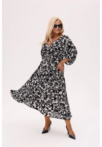 Moda Size Plus Iwanek - Sukienka Noelia - Safari - w kontrastowe czarno-białe wzory PLUS SIZE XXL OVERSIZE. Okazja: do pracy, na co dzień. Kolekcja: plus size. Kolor: czarny, biały, wielokolorowy. Materiał: wiskoza, tkanina. Wzór: nadruk. Sezon: lato. Typ sukienki: oversize, dla puszystych. Styl: casual, elegancki