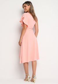 Born2be - Różowa Koktajlowa Sukienka Asymetryczna na Jedno Ramię z Falbankami Vimilora. Typ kołnierza: kołnierz z falbankami. Kolor: różowy. Materiał: materiał. Typ sukienki: asymetryczne. Styl: wizytowy #3