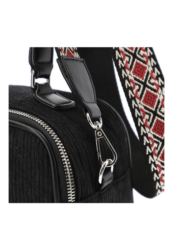 Big Star Accessories - Czarna Torebka Big Star Listonoszka Materiałowa. Kolor: czarny. Wzór: aplikacja. Styl: elegancki, casual. Rodzaj torebki: na ramię